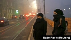 Šetačice pod maskama u centru Sarajeva (Arhivska fotografija)