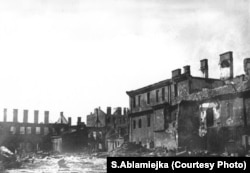 Разбомбленыя і спаленыя ў чэрвені 1944 году дамініканскі кляштар (справа) і дамы па вуліцы Камуністычнай.