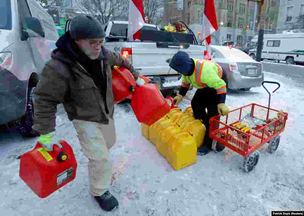 Egy férfi árul üzemanyagot a konvoj táborában február 4-én. Azóta a rendőrség elkezdte az üzemanyag- és egyéb adományok lefoglalását