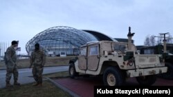 Američki vojnici pored svojih vozila u blizini aerodroma "Rzeszow-Jasionka" u Poljskoj, 6. februar 2022.