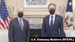 Înaintea vizitei la Chișinău, ambasadorul SUA în R. Moldova Kent Doyle Logsdon (s) a discutat cu secretarul de stat al SUA Antony Blinken (d), februarie 2022
