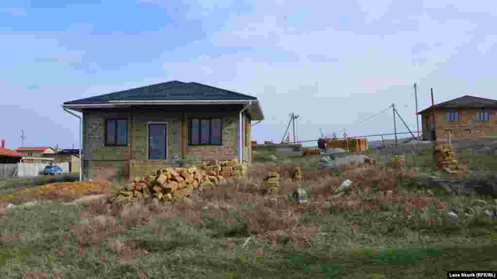 На околицях села переселенці з Росії, а також жителі Бахчисарая активно зводять нові будинки