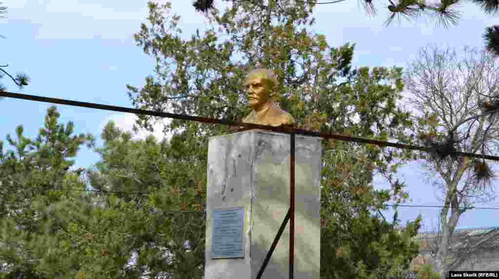 На площади в центре Тургеневки установлен бюст Ленина, подкрашенный в прошлом году бронзовой краской
