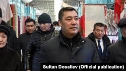 Президент Садыр Жапаров на рынке "Дордой". 8 февраля 2022 года.