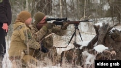 Добровольці тренуються у лісі поблизу Чернігова