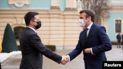 Președintele francez, Emmanuel Macron, este primit la Kiev de omologul ucrainean, Volodimir Zelenski, pentru discuții despre detensionarea crizei de la granițele Ucrainei