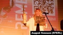 Председатель жюри ХХ Канского фестиваля Евгения Агеева с "Золотым секатором"