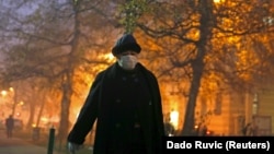 Šetačica u Sarajevu nosi masku (Arhivska fotografija)