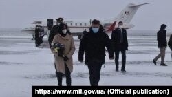 Ministra Apărării din Canada, Anita Anand, la scurt timp după aterizarea pe aeroportul de la Kiev, 30 ianuarie, 2022