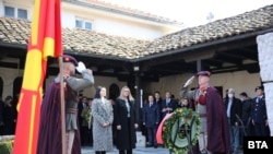  Министърът на просвета на РСМ Бисера Костадиновска-Стойчевска (ляво) и заместник-министърът на външните работи на РСМ Фатмире Исаки. 