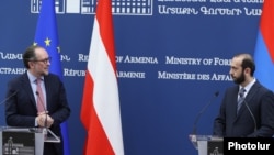 Armenia – Armenian Foreign Minister Ararat Mirzoyan (right) and his Austrian counterpart Alexander Schallenberg hold a joint news conference in Yerevan, February 2, 2022.