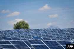 Fotonaponski solarni paneli u elektrani u La Colle des Mees, Alpes de Haute Provence, Francuska.