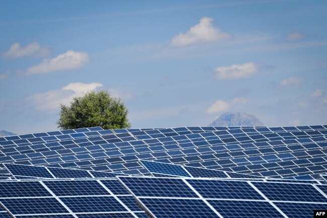 Fotonaponski solarni paneli u elektrani u La Colle des Mees, Alpes de Haute Provence, Francuska.