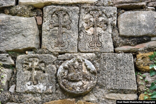 Detaje, përfshirë shkrimin armen, në një mur të Manastirit Yeghishe Arakyal të shekullit të pestë, në rajonin Tartar të Azerbajxhanit.