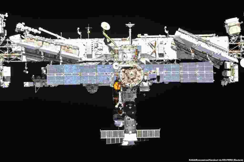 A Nemzetközi Űrállomás az Expedíció 56 legénysége által készített képen 2018. október 4-én. Andrew Feustel és Ricky Arnold, a NASA, valamint Oleg Artyemjev, a Roszkoszmosz űrhajósa azelőtt repülte körbe az állomást és készítettek róla képeket, hogy 197 űrben töltött nap után hazatértek a Földre