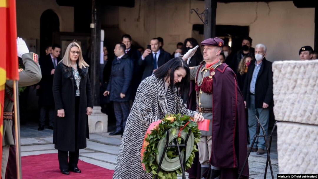 Македонската министерка за култура, Бисера Костадиновска Стојчевска и бугарската од министерката за надворешна политика Теодора Генчовска заедно на гробот на Гоце Делчев во Скопје на заедничко чествување на 150 години од раѓањето на Делчев