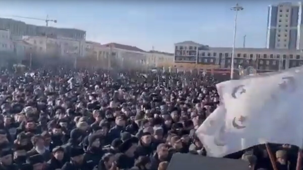 Чечня против. Митинг в Грозном. Антивоенный митинг в Грозном. Митинг в Грозном против янгулбаевых.