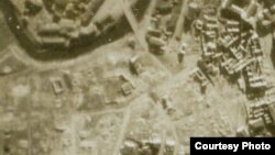 Круглыя гнёзды зэнітных гарматаў у былых дварах вуліцы Стара-Мясьніцкай на самай высокай частцы Замчышча (лявей у цэнтры). 28 траўня 1944 году