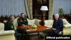 Александр Лукашенко (справа) на встрече с министрами обороны России и Беларуси Сергеем Шойгу (слева) и Виктором Хрениным (архивное фото)