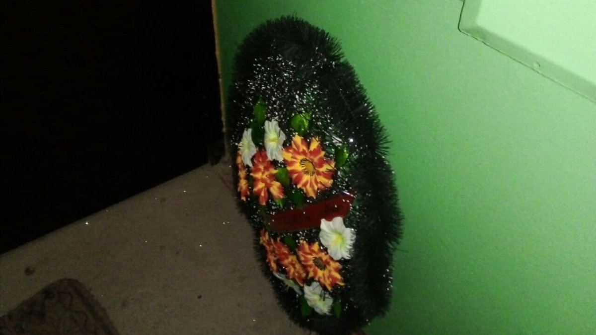 В Вологде к квартире нацбола принесли погребальный венок