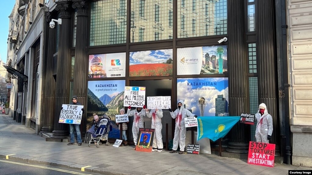 Пикет у здания посольства Казахстана с требованием прекратить преследования участников январских митингов. Лондон, 30 января 2022 года