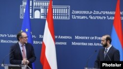Федеральный министр Австрии по европейским и международным делам Александр Шалленберг (слева) и министр иностранных дел Армении Арарат Мирзоян, Ереван, 2 февраля 2022 г.