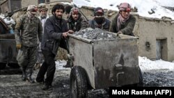 کارگران یک معدن زمرد در پنجشیر 