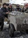 کارگران یک معدن زمرد در پنجشیر 