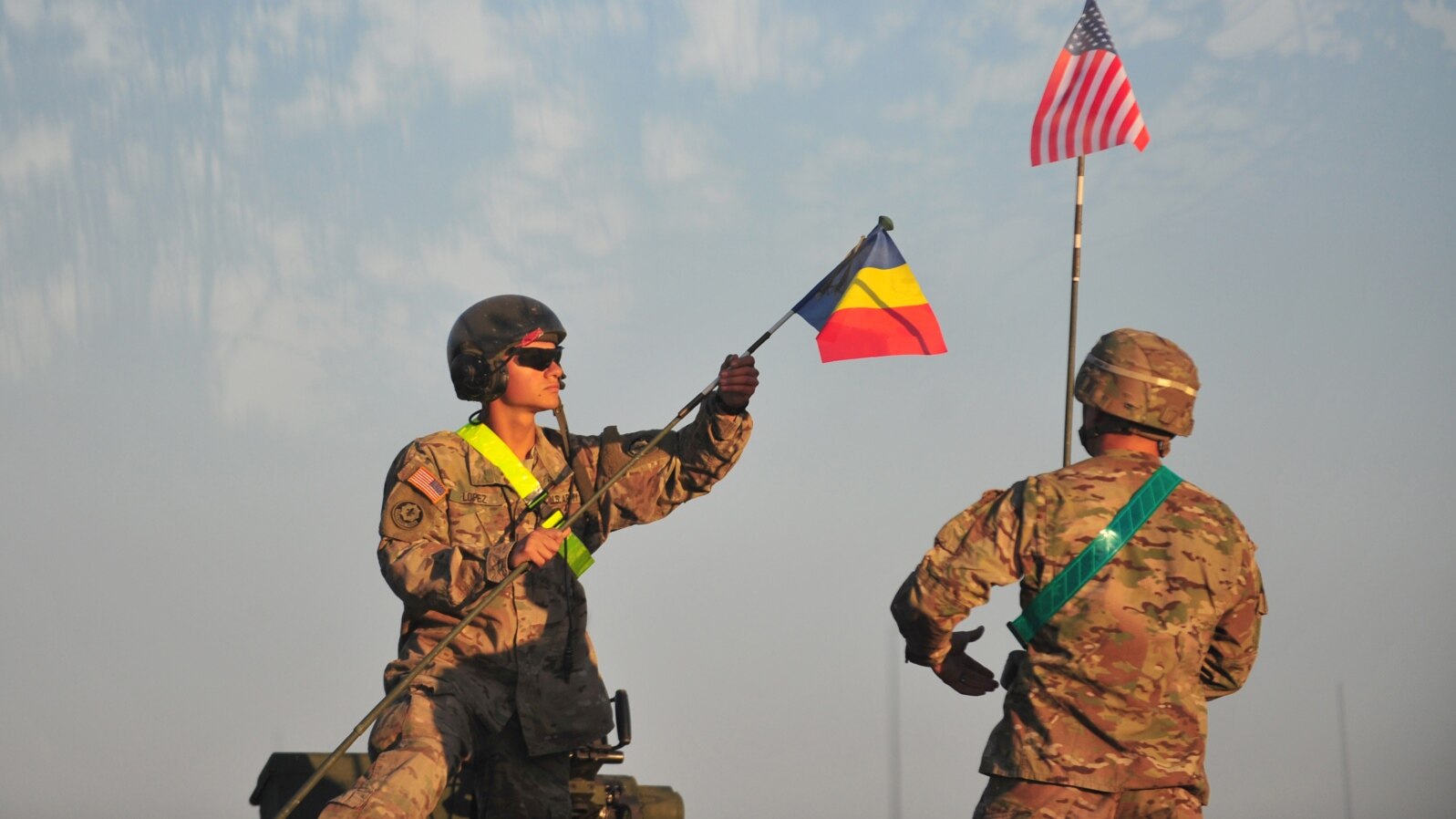Soldații români au participat, împreună cu cei americani, la un marș, în 2015, pentru a semnala începutul exercițiului militar Sarmis15, în Brașov. Experții spun că România se raliază direcției partenerilor internaționali când vine vorba de strategia internațională. 