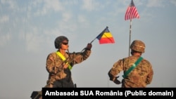 Soldații români au participat, împreună cu cei americani, la un marș, în 2015, pentru a semnala începutul exercițiului militar Sarmis15, în Brașov. Experții spun că România se raliază direcției partenerilor internaționali când vine vorba de strategia internațională. 
