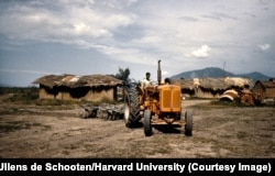 Traktort vezető földműves az észak-iráni Gonbad-e Kavusz melletti faluban