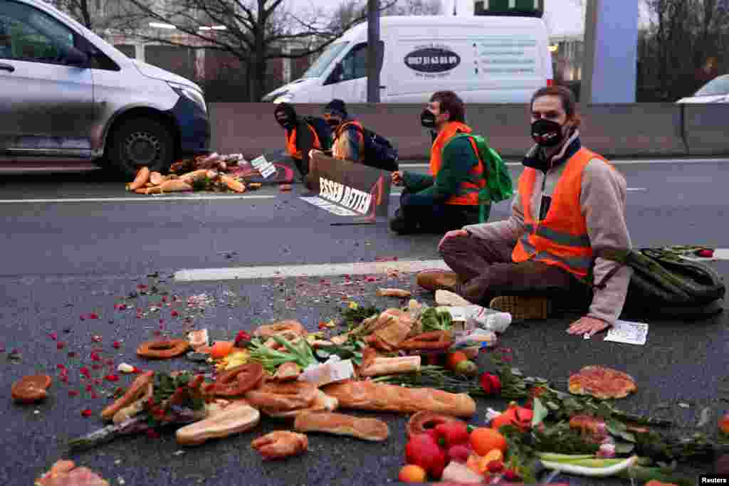 ГЕРМАНИЈА - Петнаесет климатски активисти се залепија на асфалтот на автопатите во Германија, предизвикувајќи сообраќаен метеж, во рамки на најновите протести со кои бараат закон против фрлањето храна и намалување на емисиите на стакленички гасови од земјоделството, објави Ројтерс.