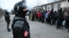 Policia duke shoqëruar refugjatët dhe migrantët në qendrat e pritjes në Serbi, 7 shkurt 2022.