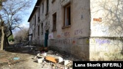 Опасное соседство: дома под слом на улице Тарутинской в Севастополе (фотогалерея)