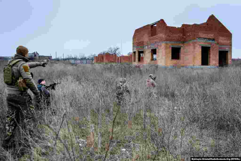 Групами командував представник &laquo;Національного корпусу&raquo; та полку &laquo;Азов&raquo; Валерій Нестерук