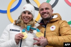  Ледецка театралничи с двата си златни медала от Пьонгчанг 2018 дружно с член на екипа си 