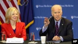 Amy Gutmann i tadašnji američki potpredsjednik Joe Biden, Pensilvanija (januar 2016.)