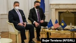 I dërguari i SHBA-së për Ballkanin Perëndimor, Gabriel Escobar, dhe i dërguari i BE-së për dialogun, Mirosllav Lajçak, gjatë vizitës në Prishtinë. 