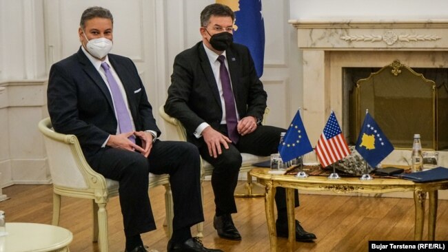 I dërguari i SHBA-së për Ballkanin Perëndimor, Gabriel Escobar dhe i dërguari i BE-së për dialog, Mirosllav Lajçak gjatë takimit me presidenten e Kosovës, Vjosa Osmani. Prishtinë, 31 janar 2022.