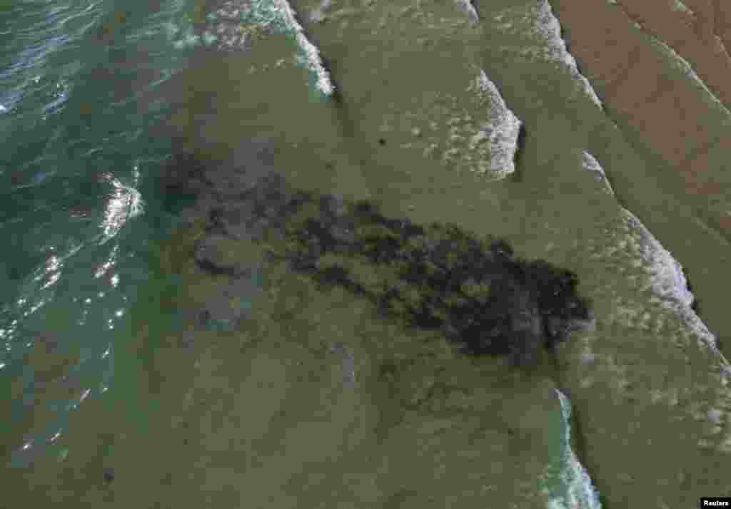 A kőolaj egy meghibásodott víz alatti olajvezetékből szivárgott a tengerbe