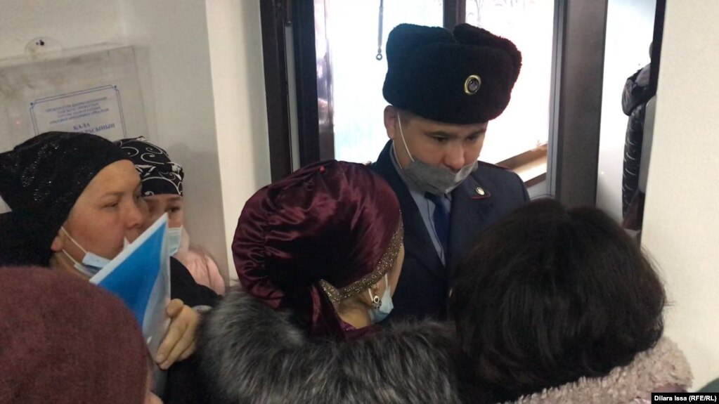 Родственники задержанных в связи с январскими событиями, прибывшие на встречу с представителями прокуратуры. Шымкент, 8 февраля 2022 года