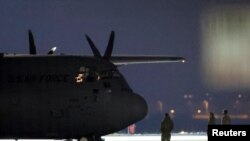 Avioni Lockheed Martin C-130 Hercules i ushtrisë amerikane shihet në pistën e aeroportit Jasionka të Polonisë më 4 shkurt 2022. 