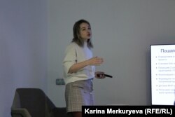 Алиса Цветкова, автор школы программирования для девушек во время своего выступления на свопе