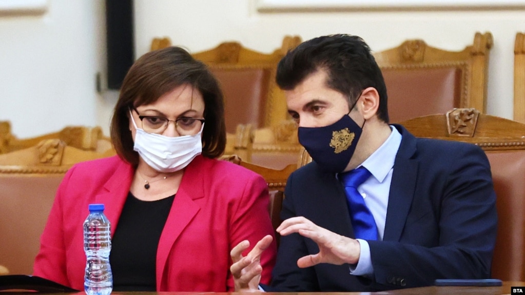 Вицепремиерката Корнелия Нинова (БСП) и премиерът Кирил Петков ("Продължаваме промяната")
