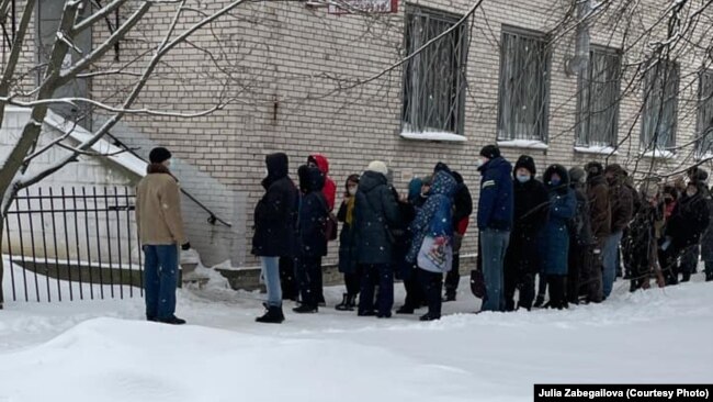 Перед входом в поликлинику в Петергофе