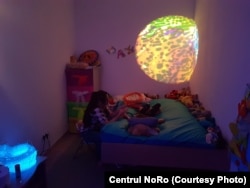 Centrul NoRo din Zalău oferă îngrijiri paliative copiilor cu boli rare și boli din spectrul autismului. În fotografie, un copil participă la o ședință de terapie senzorială.