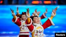 Táncosok a téli olimpia nyitóünnepségén a Pekingi Nemzeti Stadionban 2022. február 4-én