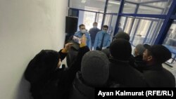 Группа людей пришла в прокуратуру с требованием освободить их родственников, задержанных после январских событий. 3 февраля 2022 года