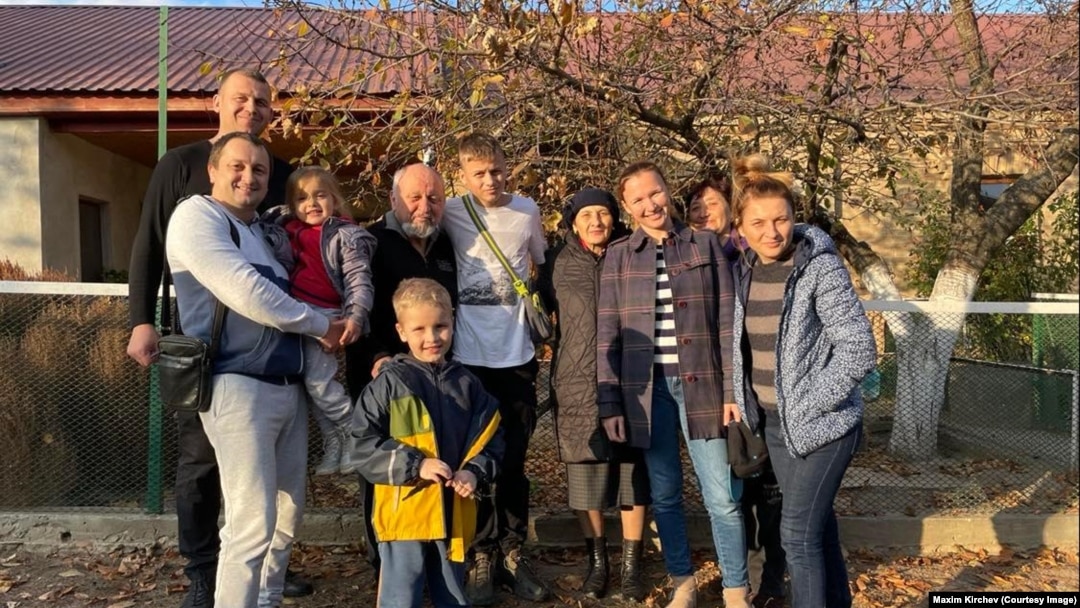 Maxim Kirchev (me fëmijën në krahë) së bashku me familjen e tij në fshatin Karakurt të Ukrainës. Familja Kirchev ka prejardhje shqiptare.