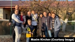 Maxim Kirchev (me fëmijën në krahë) së bashku me familjen e tij në fshatin Karakurt të Ukrainës. Familja Kirchev ka prejardhje shqiptare.